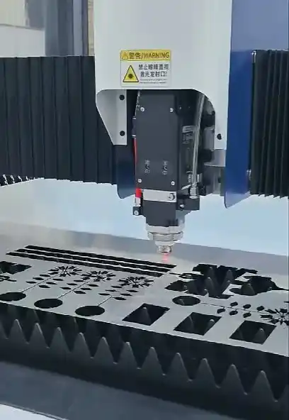 صورة واسعة الزاوية لورشة صناعية تُظهر آلة قطع بالليزر حديثة تعمل بنظام التحكم الرقمي (CNC) وهي تقوم بمعالجة الصفائح المعدنية، مع ظهور شرارات دقيقة، وذلك في منشأة تصنيع تعاقدية نظيفة