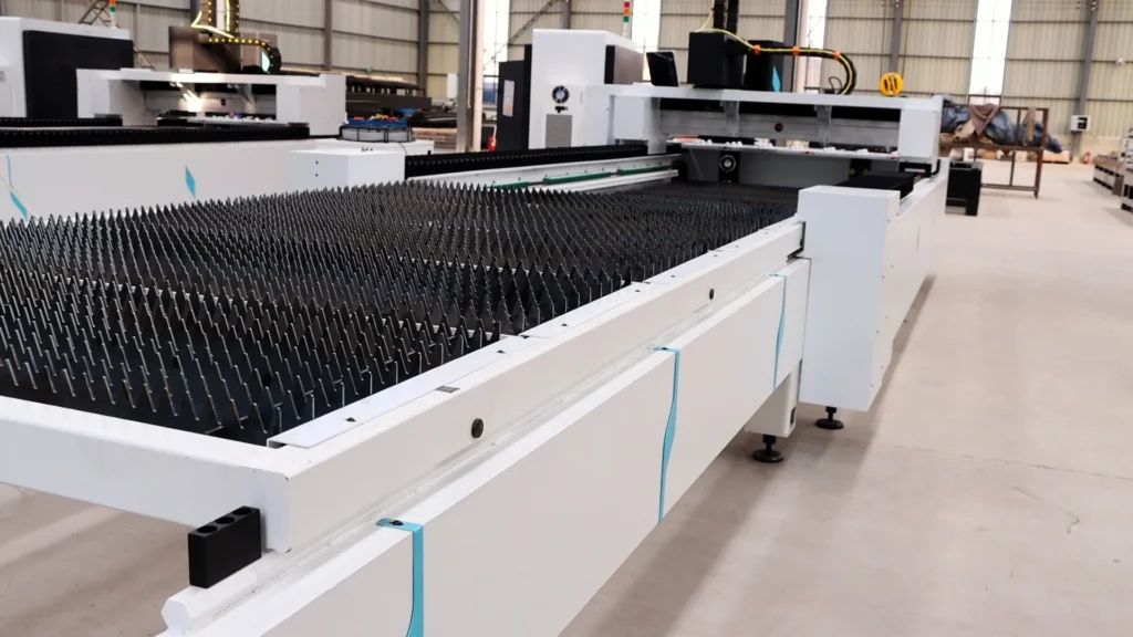 Automatic dual pallet exchange shuttle table switching sheets on a fiber laser