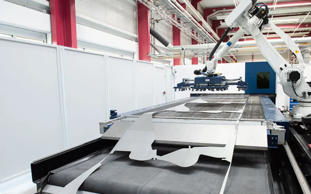 Automated conveyor and pallet stacking station discharging finished laser-blanked flat sheet metal parts