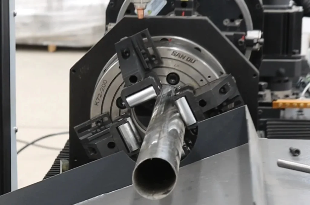 Pneumatic self-centering rotary chuck clamping metal tube on a hybrid laser cutter
